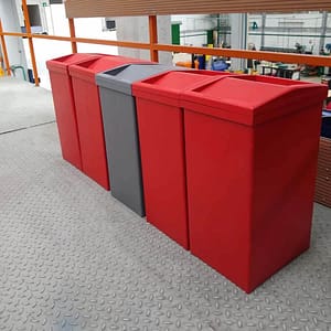 Tel 3153206309 Contenedor de polipropileno con pedal y tapa abatible – Maderplast. Ideal para puntos ecológicos, reciclaje y manejo de residuos, este recipiente combina durabilidad, higiene y funcionalidad. Fabricado con polipropileno industrial, es resistente, fácil de limpiar y adecuado para entornos industriales, comerciales y urbanos