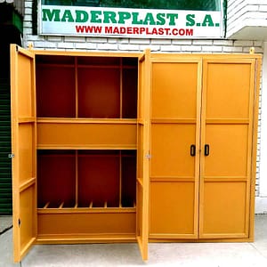 Armario organizador Maderplast en polipropileno amarillo, con compartimentos internos y puertas abatibles, ubicado en la entrada de la sede principal.