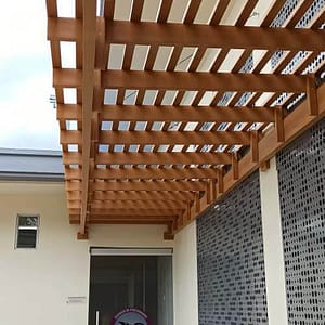 Pérgola decorativa en polipropileno de alto impacto Maderplast instalada en fachada moderna.